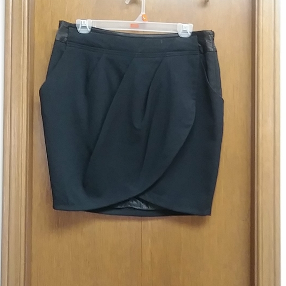 🆕2tone black skirt with satin waist - Picture 2 of 10